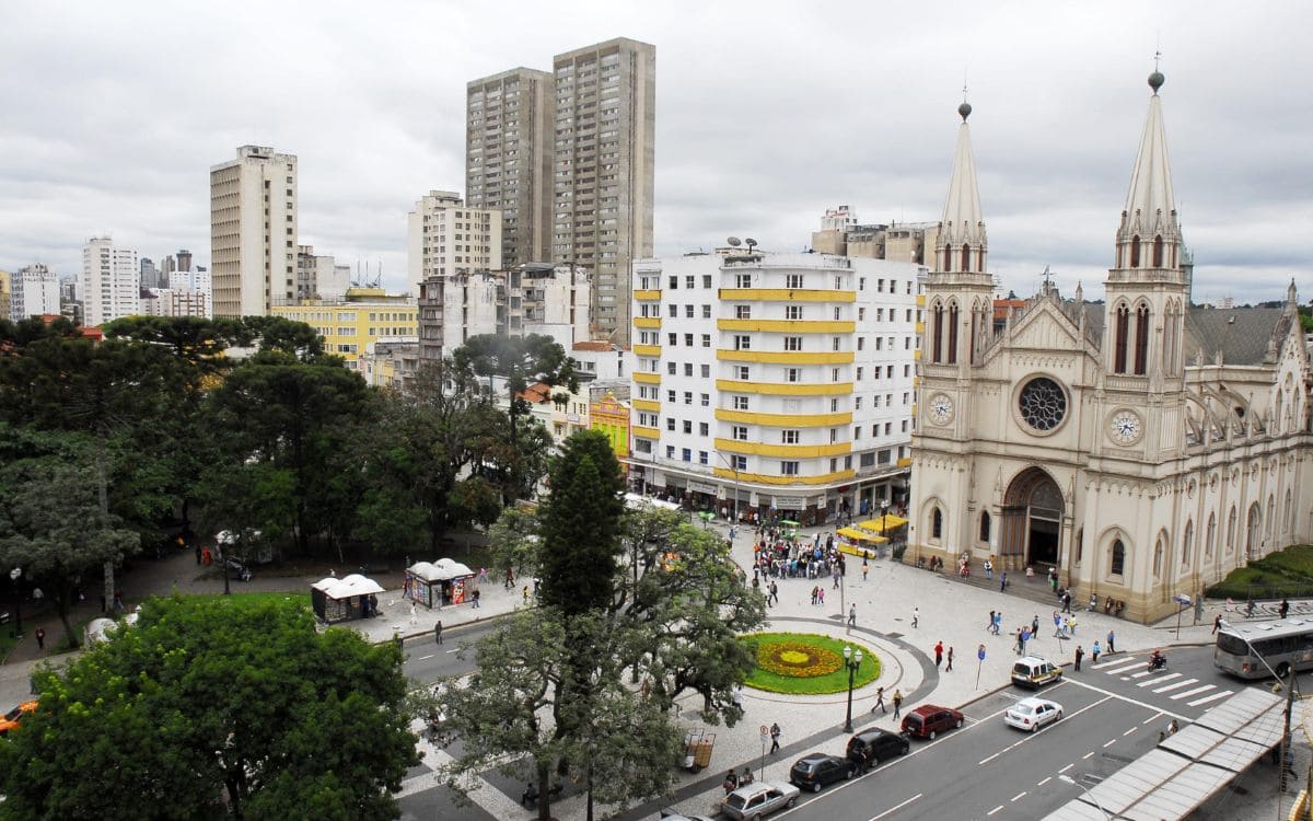 praça tiradentes em Curitiba na atualidade
