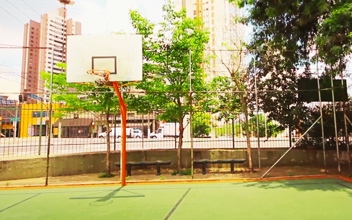 quadra de basquete no parque zilda natel