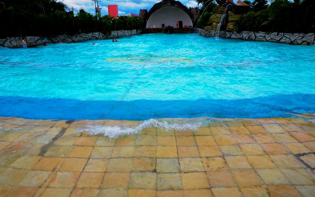 freitas park atrações: piscina com ondas