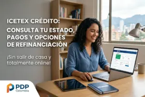 Mulher sorrindo usando laptop com serviços de crédito ICETEX